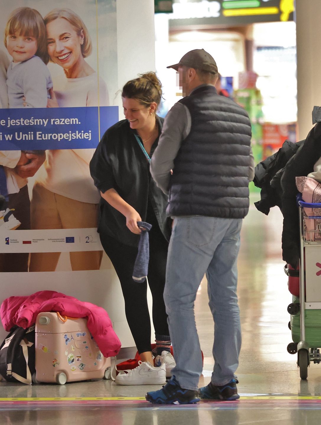 Zofia Zborowska i Andrzej Wrona z córkami na lotnisku