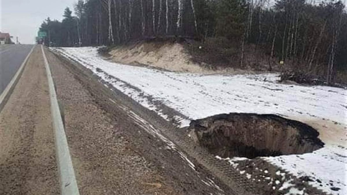 Zapadlisko powstało przy obwodnicy Bolesławia 
