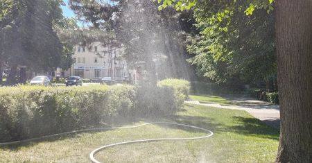 Ostróda: Ekstremalne upały nadciągają. Dla ochłody pojawiły się zraszacze