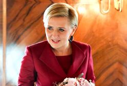 Agata Duda stawia na ognistą czerwień i wyjątkową torebkę. To kolejny prezent?
