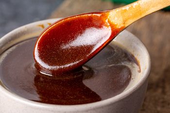 Dodaj do herbaty, bo jest zdrowsza od cukru. Mówi się, że zapobiega siwieniu włosów