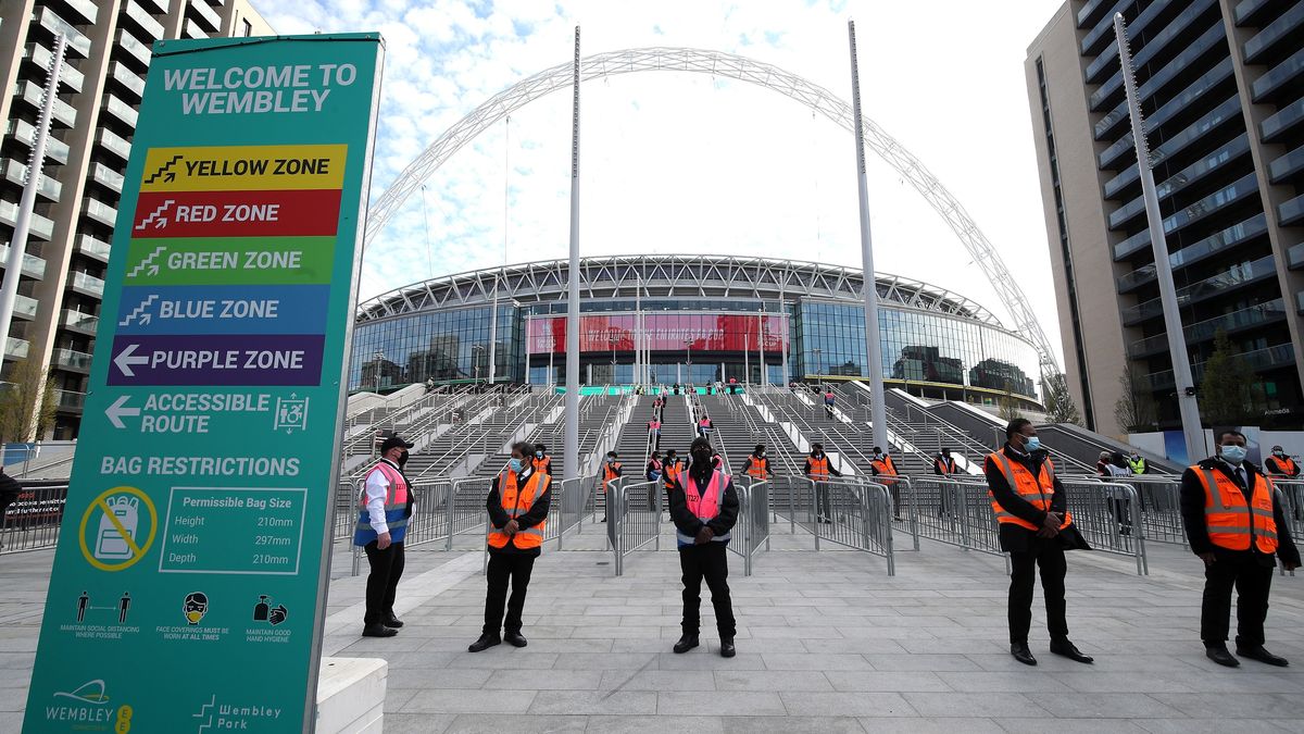 Stewardzi przed stadionem Wembley