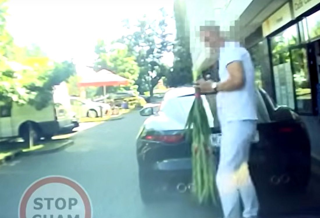 Zablokował jaguarem drogę. Wyszedł z kwiatami. Sceny w Warszawie