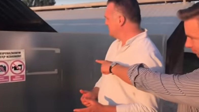 Krzysztof Bosak na fermie norek