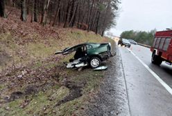 Śmiertelny wypadek w Leśnicach. Auto przecięte na pół