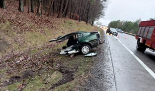 Śmiertelny wypadek w Leśnicach. Auto przecięte na pół