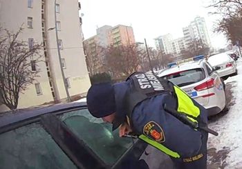 Strażnicy dostali nietypowe wezwanie.  Musieli wybić szybę