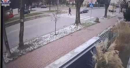 Potrącenie na przejściu dla pieszych. Kierujący nie zachował należytej ostrożności. Wideo ze zdarzenia
