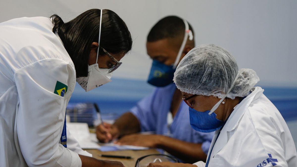 Naukowcy informują, że pacjenci mogą zarazić się dwoma szczepami koronawirusa w tym samym czasie.