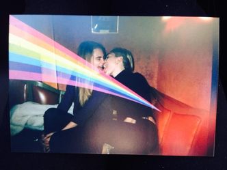 Miley LIŻE Carę Delevingne! (FOTO)