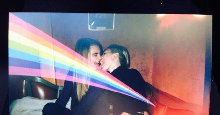 Miley LIŻE Carę Delevingne! (FOTO)