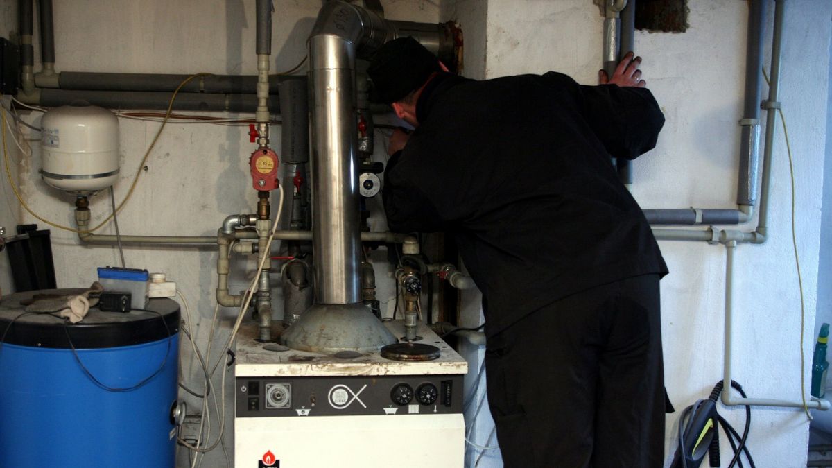 Kominiarz w kotłowni olejowej.