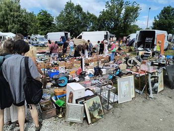 Targowisko Młyn, czyli mniejszy Świebodzki. W każdą niedzielę dostaniemy tutaj praktycznie wszystko – od żywności, przez odzież, po antyki