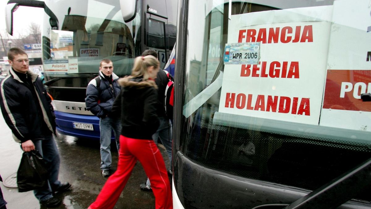 Wyjazd za granicę stanie się droższy. To pokłosie "wojny Macrona"