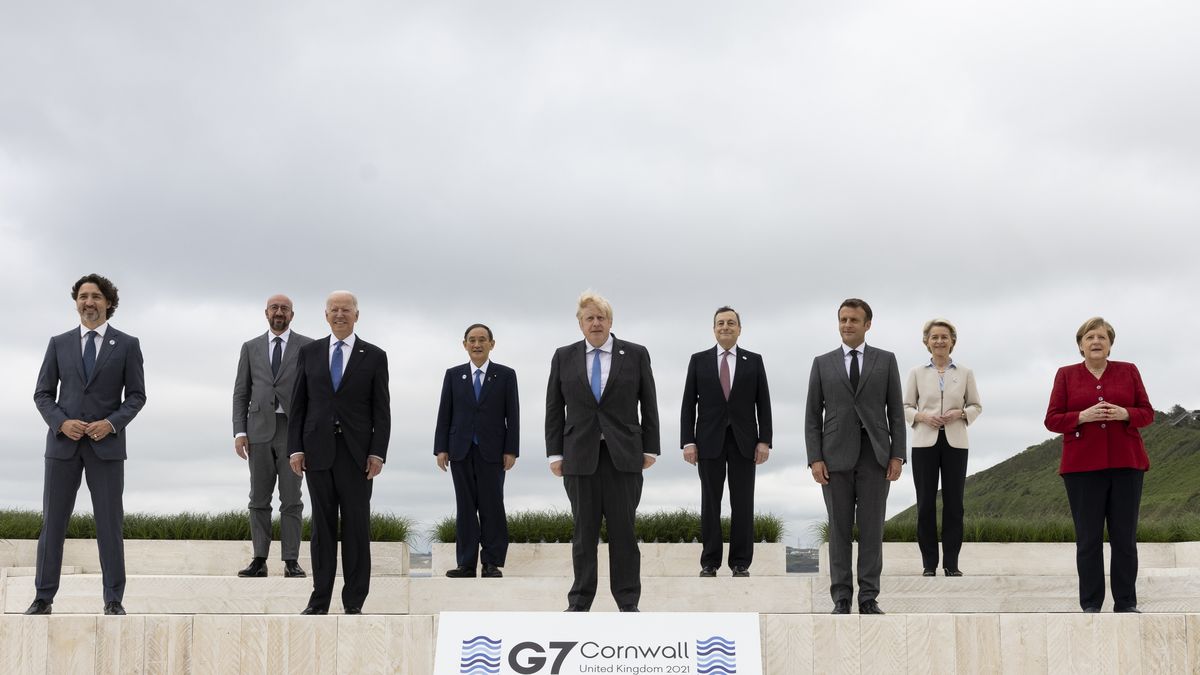 CORNWALL, UNITED KINGDOM - JUNE 11: (----EDITORIAL USE ONLY â MANDATORY CREDIT - "SIMON DAWSON / NO 10 DOWNING STREET / HANDOUT" - NO MARKETING NO ADVERTISING CAMPAIGNS - DISTRIBUTED AS A SERVICE TO CLIENTS----) Prime Minister Boris Johnson poses for a family photo with Canada's Prime Minister Justin Trudeau, France's President Emmanuel Macron, German Chancellor Angela Merkel, Italy's Prime Minister Mario Draghi, Japan's Prime Minister Yoshihide Suga, European Commission President Ursula von der Leyen and European Council President Charles Michel during the G7 Leaders summit in Cornwall, United Kingdom on June 11, 2021. (Photo by Simon Dawson / No10 Downing Street/Handout/Anadolu Agency via Getty Images)