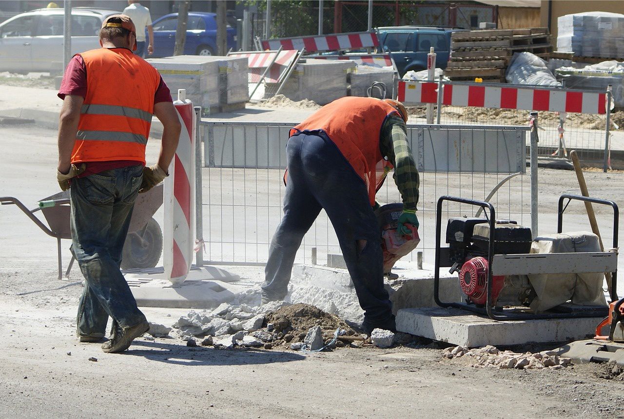 Pracują na emeryturze. Polacy wskazują na pieniądze