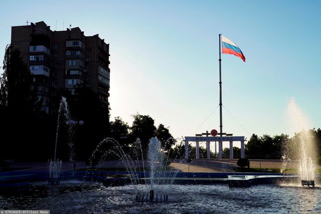 Ukraina - archНа фото, зробленому 18 липня 2022 року, видно, як російський прапор майорить на вітрі в Мелітополі Запорізької області на тлі російських військових дій в Україні.  (Фото STRINGER / AFP) STRINGER