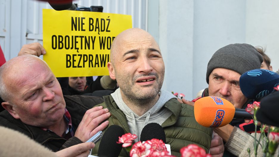 ks. Micha� Olszewski
Radek Pietruszka
areszt, budynek, ksi�dz, micha� olszewski, opuszczenue, por�czenie maj�tkowe, powitanie, sprawa ksi�dza micha�a olszewskiego, kaucja, prezes fundacji Profeto