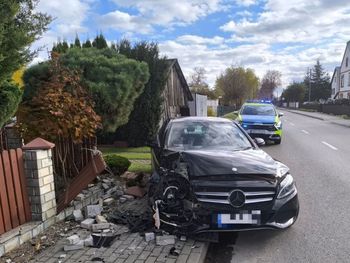 Jabłoń: Po narkotykach i alkoholu wjechał mercedesem w płot