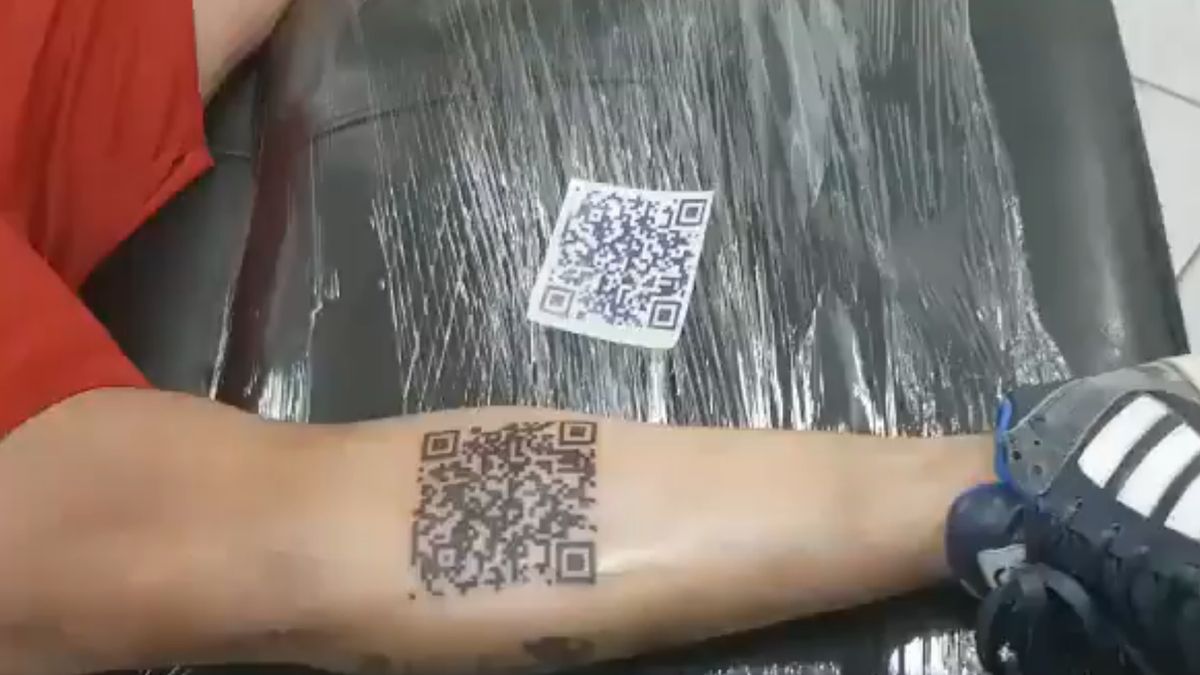 Twitter / MHChehade / Na zdjęciu: wytatuowany kod QR