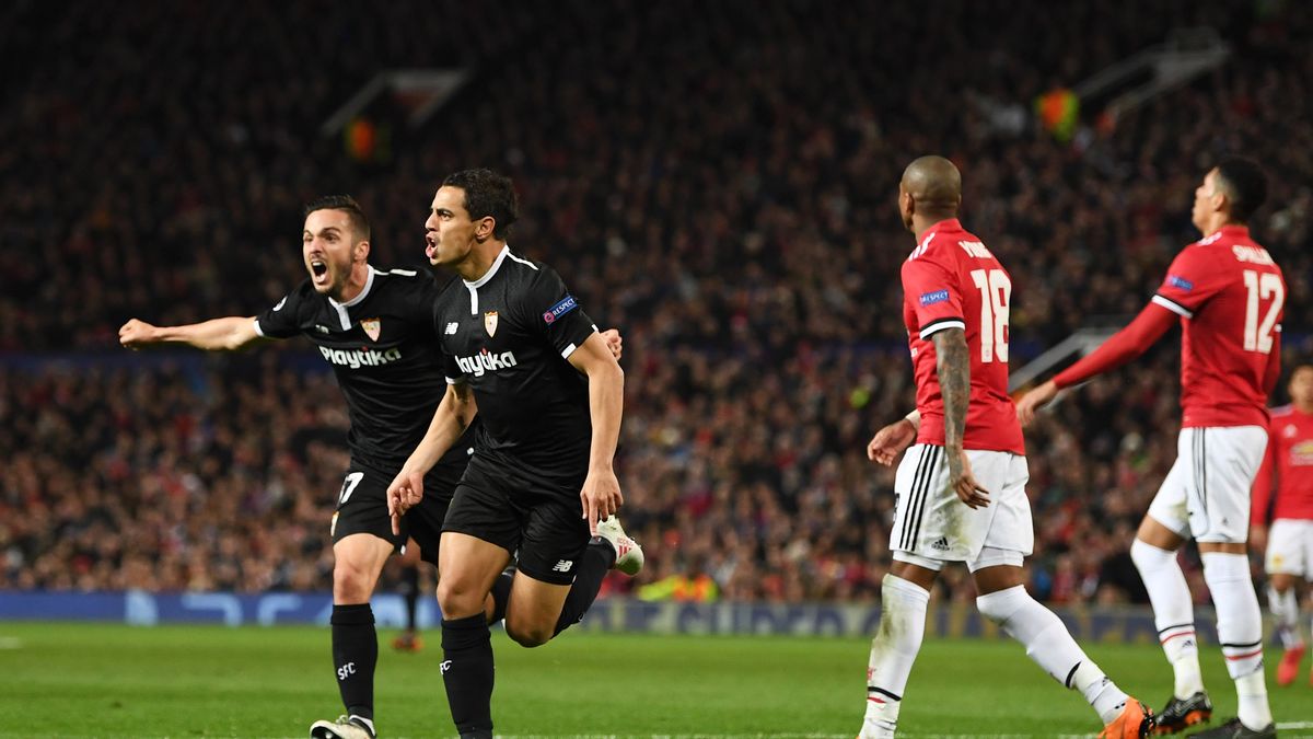 Piłkarze Sevilli cieszący się po strzelonym golu Manchesterowi United