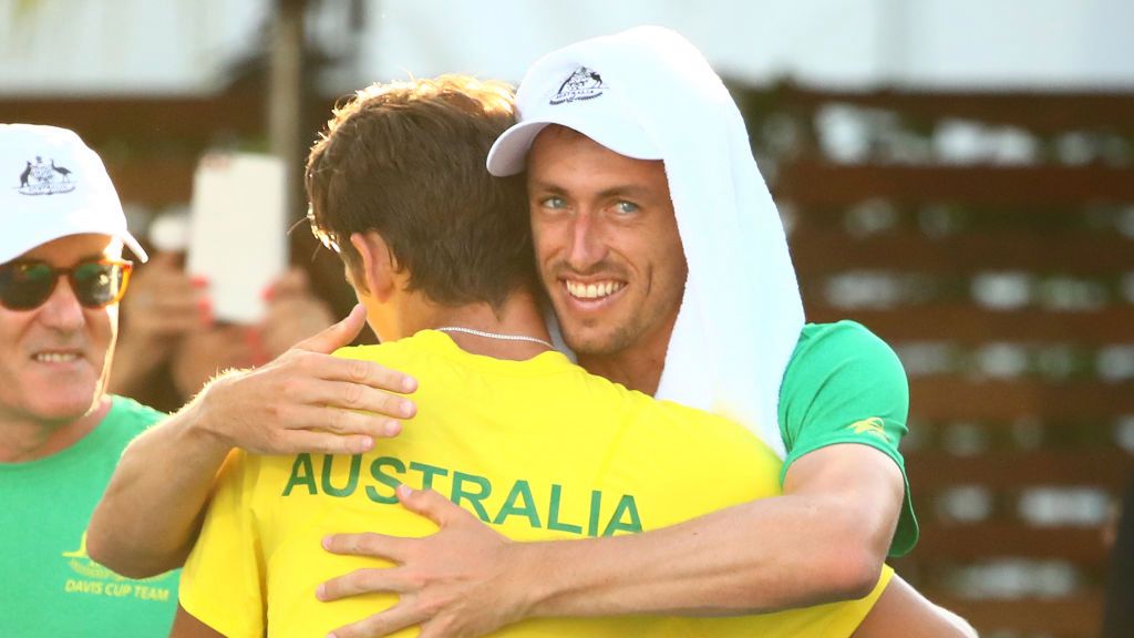 Getty Images / Scott Barbour / Na zdjęciu: John Millman (z przodu) gratuluje zwycięstwa Aleksowi de Minaurowi