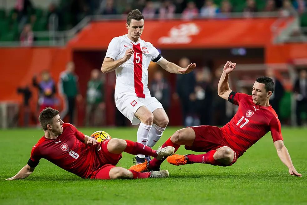 Fotoreporter ”Wyborczej” stanie przed sądem. Grozi mu grzywna i zakaz stadionowy