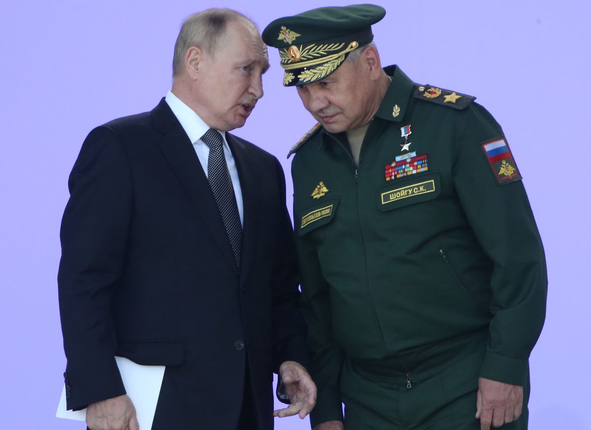 Władimir Putin i minister obrony Siergiej Szojgu 