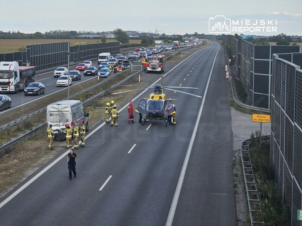 Wypadek na A2. Motocyklista wbił się w busa. Interweniował śmigłowiec LPR