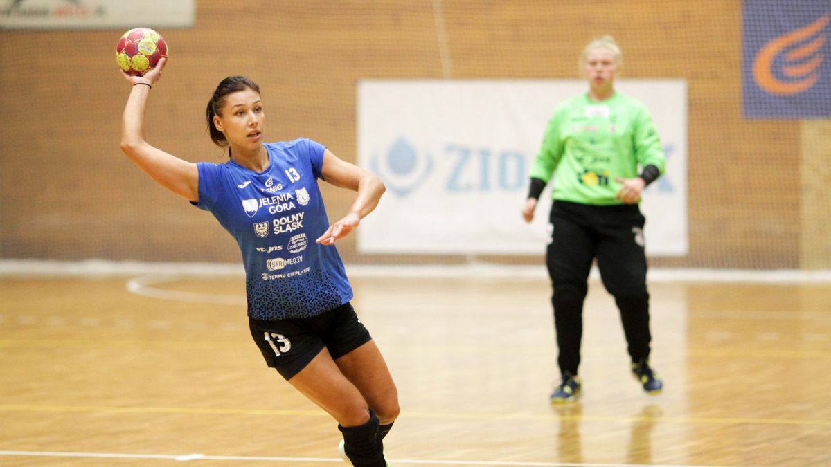 Materiały prasowe / Korona Handball / Paweł Jańczyk / Na zdjęciu: Sabina Kobzar (przy piłce) i Natalia Filończuk z KPR Jelenia Góra