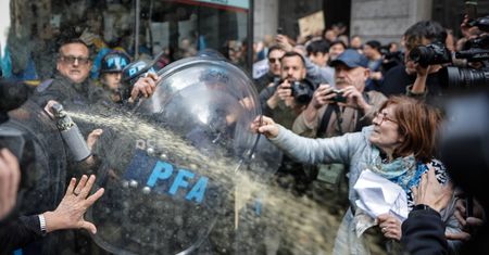 Protesty emerytów w Buenos Aires. Prezydent zawetuje ustawę?