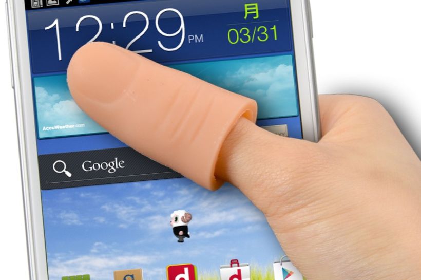 Za duży ekran w smartfonie? Sztuczny kciuk od Thanko rozwiąże ten problem