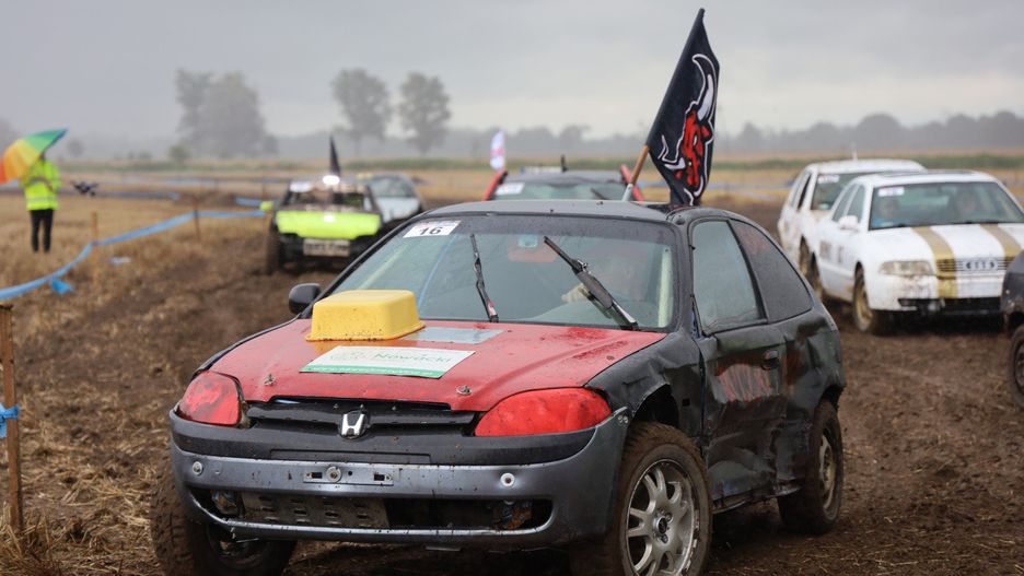 Trwa Wrak Race Trzcinica! Miłośnicy wraków ścigają się dla Basi Górskiej