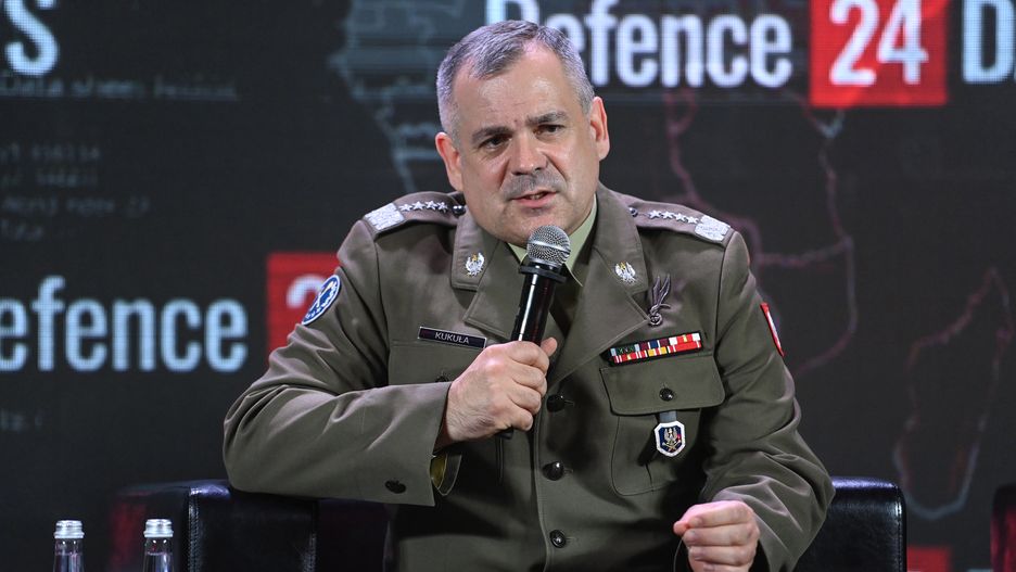 Warszawa, 06.05.2024. Szef Sztabu Generalnego Wojska Polskiego gen. Wiesław Kukuła podczas dyskusji "Polskie Siły Zbrojne 2035. Fundament obrony na przełomie generacyjnym" w ramach konferencji Defence24 Days na stadionie PGE Narodowy w Warszawie, 6 bm. Dwudniowa konferencja poświęcona jest zagadnieniom obronności i bezpieczeństwa w Europie Środkowo-Wschodniej. (amb) PAP/Piotr Nowak