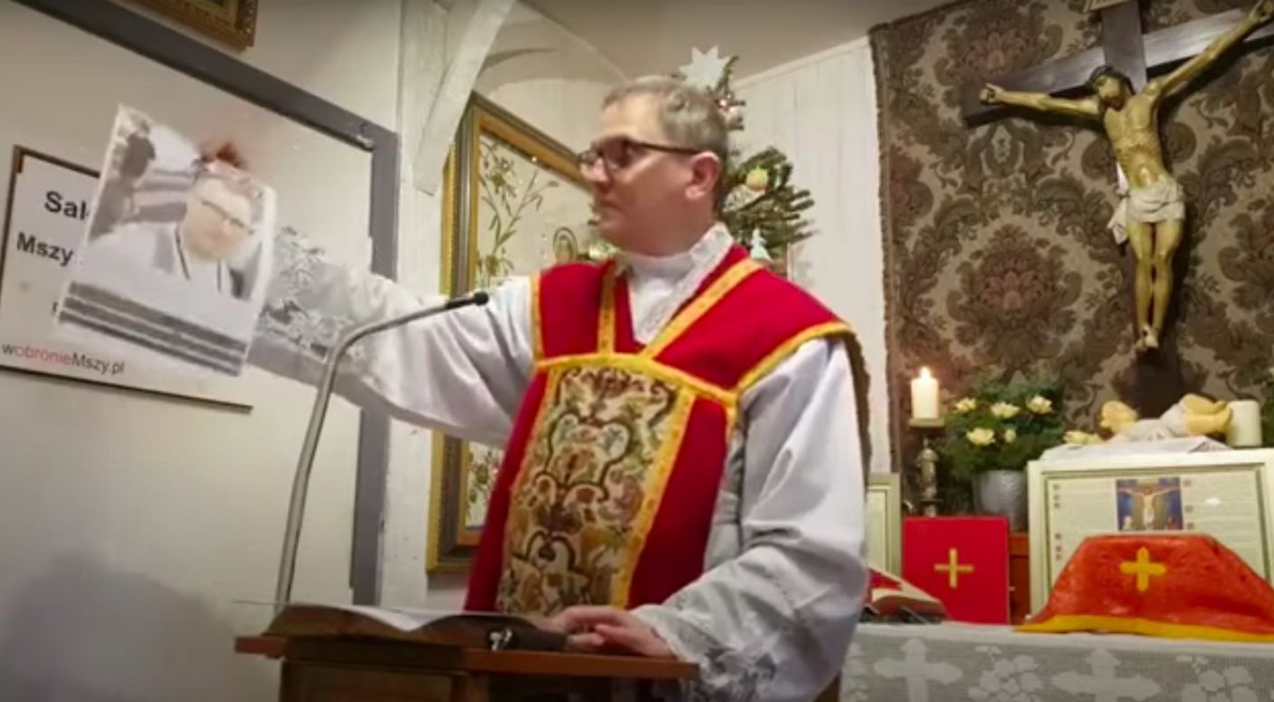 Poznań. Były salezjanin ks. Michał Woźnicki podczas mszy pokazywał fotografię dziennikarza "Gazety Wyborczej"