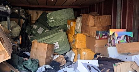 Podróbki za miliony i tysiące e-papierosów bez akcyzy! Hindus z Wólki Kosowskiej wpadł w ręce policji