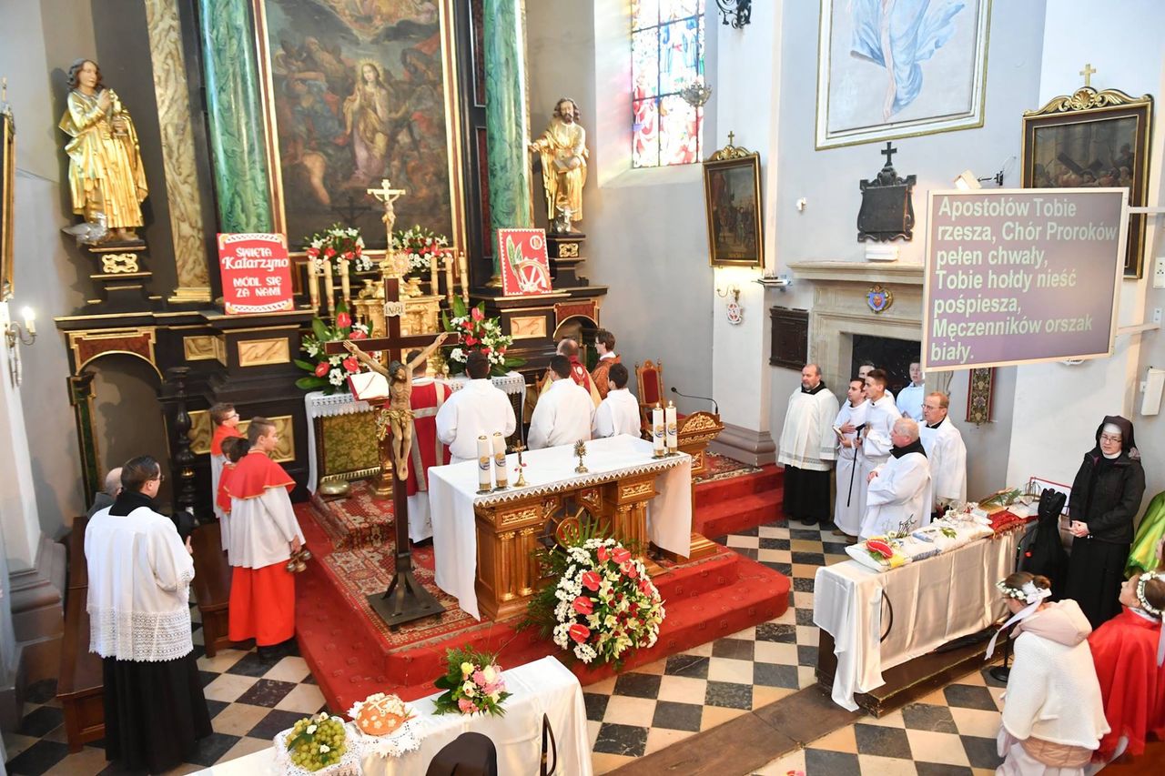 Musi zapłacić 9 tys. zł za prąd. Ksiądz ujawnił, ile zebrał od ludzi na ogrzewanie