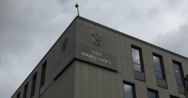 Zabił kolegę siekierą, a potem mieszkał z jego zwłokami. Ruszył proces w sprawie morderstwa w Poznaniu.