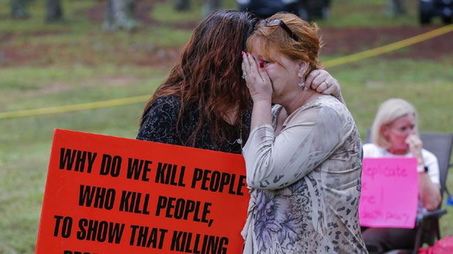 Protest przed budynkiem więzienia