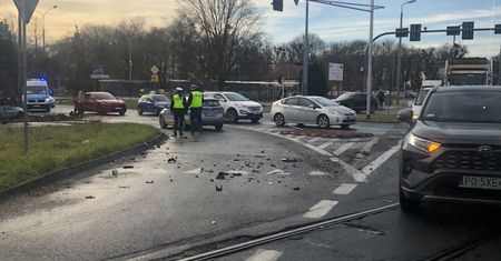 Pościg policji zakończony wypadkiem na skrzyżowaniu Warszawskiej i Św. Michała w Poznaniu
