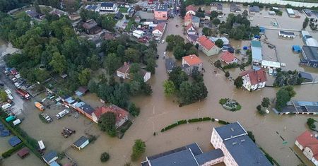 Żołnierze podczas sprzątania po powodzi odkryli fortunę.