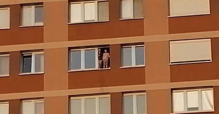 Dwoje kilkulatków stało na parapecie ósmego piętra. Sprawa trafi do Sądu Rodzinnego