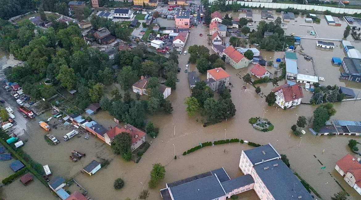 Żołnierze podczas sprzątania po powodzi odkryli fortunę.