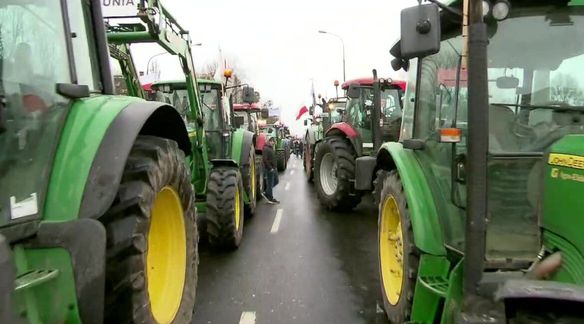 Rolnicy blokują rondo w Zakręcie. Protest przeciwko zielonemu ładowi i skutkom suszy