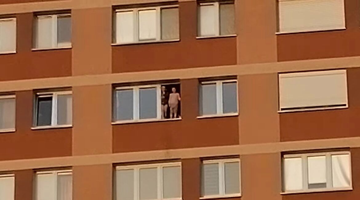 Dwoje kilkulatków stało na parapecie ósmego piętra. Sprawa trafi do Sądu Rodzinnego