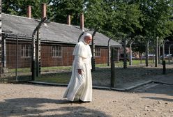 Papież Franciszek przeszedł przez bramę "Arbeit Macht Frei"