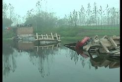 Zawalił się most, do rzeki wpadły 4 samochody - film