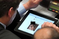 Posłowie oglądają pornosy na tabletach w Sejmie