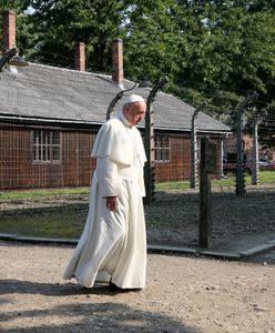 Papież Franciszek przeszedł przez bramę "Arbeit Macht Frei"