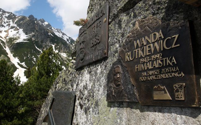 Tablica poświęcona pamięci Wandy Rutkiewicz. Tatry, Słowacja., Fot. Grzegorz Momot/PAP 
